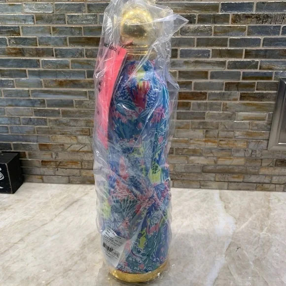 Lilly Pulitzer 24 Oz Squeeze The Day Water Bottle - Picture 7 of 11